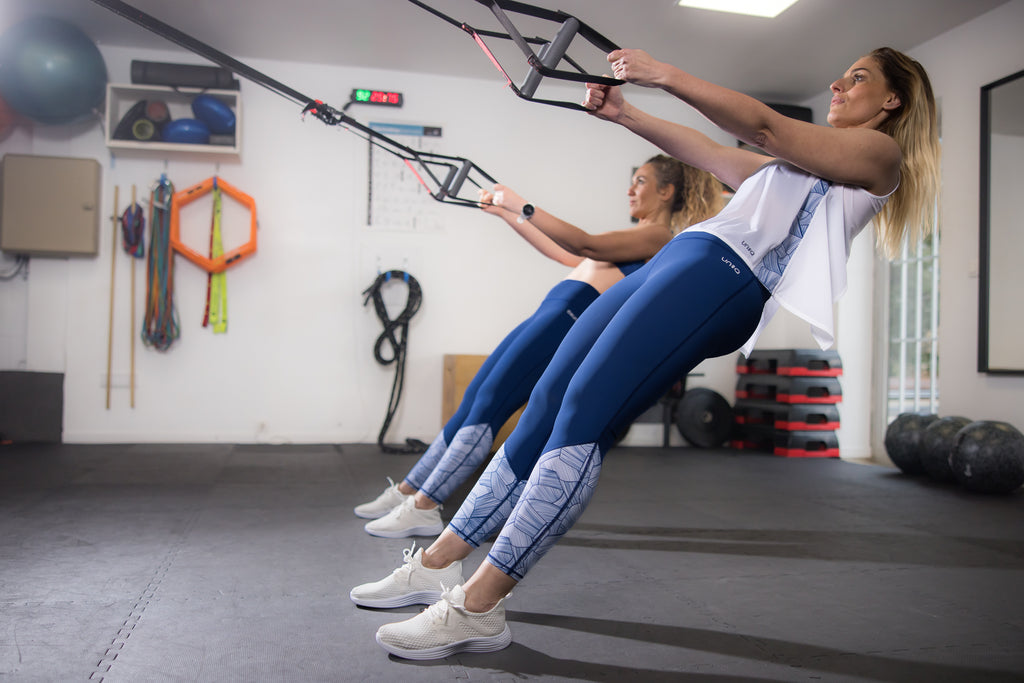 Vêtements de sport pour femmes écoresponsables, fabriqués en France en matières recyclées . Des tenues élégantes,confortables adaptées au sports (yoga, fitness, running, tennis)